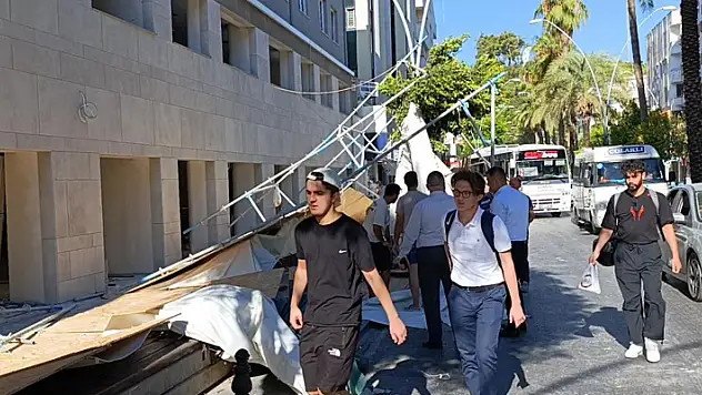 Tadilattaki bankanın iskelesi çöktü, facianın eşiğinden dönüldü
