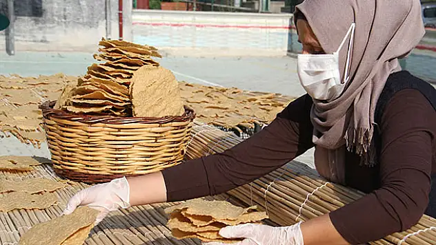 Tadını bilmeyen çok şey kaybediyor! Konyalı kadınların 'çıtır çerez tarhana' mesaisi başladı