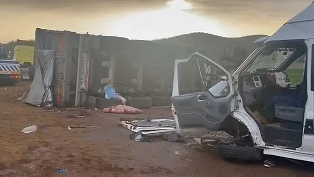 TAG Otoyolu'nda 5 aracın karıştığı kazada ortalık savaş alanına döndü: 2 ölü, 20 yaralı

