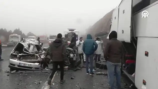 TAG Otoyolu'nda zincirleme trafik kazasında 2 kişi hayatını kaybetti, 10 kişi yaralandı
