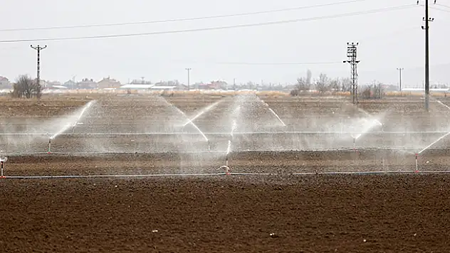 'Tahıl ambarı' Konya Ovası'nda kuraklık nedeniyle çiftçiler sulamaya kış ortasında başladı
