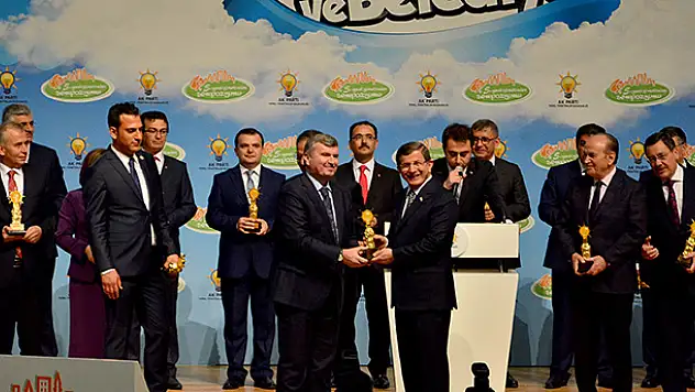 Tahir Akyürek'e Başbakan Davutoğlu'ndan ödül