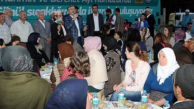 Tahir Akyürek, 'Müslüman Kardeşlerimize Dua Edelim'
