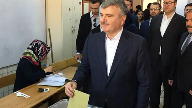 Tahir Akyürek oyunu kullandı
