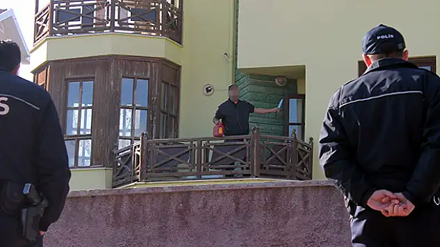 Tahliye işlemine köpekleriyle direndi