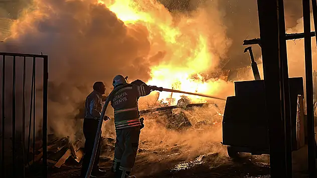 Tahta palet atölyesindeki yangın söndürüldü
