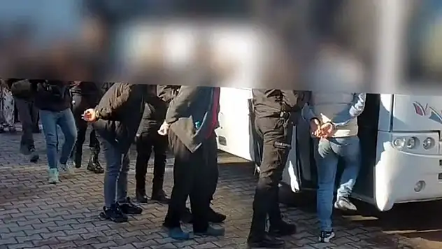 Takip sonrası durdurulan kamyonette 58 kilo bonzai ele geçirildi: 11 gözaltı
