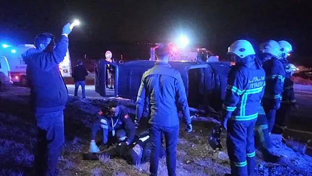 Takipteki minibüs polis araçlarına çarpıp takla attı: 6'sı polis 9 yaralı

