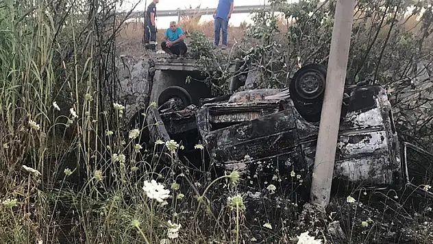Takla atan araç direğe çarptı camdan fırlayan sürücü öldü