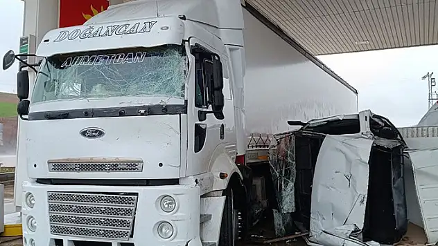 Takla atan minibüs akaryakıt istasyonuna girdi: 2 yaralı

