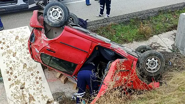 Takla atan otomobil hurdaya döndü: Baba öldü, oğlu ağır yaralandı

