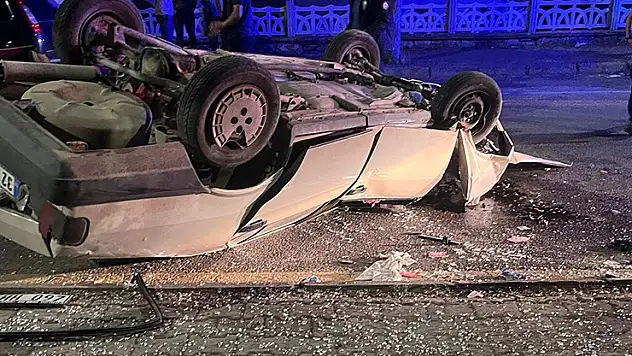 Takla atan otomobilden çıkartılan sürücünün ilk sözü: 'Abi bir sigara verin de içelim'