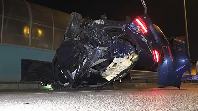 Takla atan otomobilden fırlayan kadın öldü: Sağlık ekiplerine saldıran yaralı kaçtı

