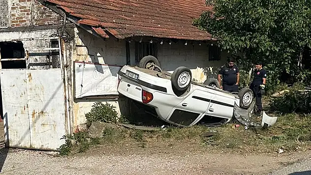Takla atıp duvara çarpan otomobilin sürücüsü ile eşi yaralandı
