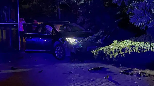 Takla atıp, istinat duvarına çarpan otomobilin sürücüsü 1.89 promil alkollü çıktı

