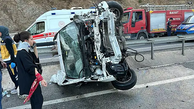 Takla atıp refüje giren hafif ticari araçta 6 kişi yaralandı
