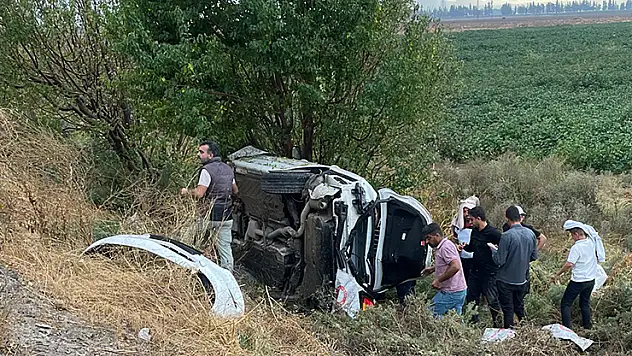 Takla atıp şarampole devrilen otomobilin sürücüsü hayatını kaybetti