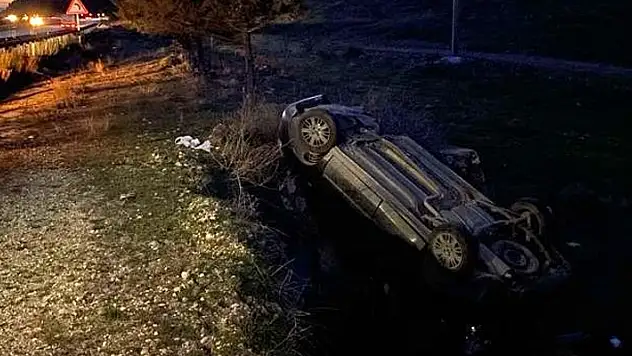 Takla atıp şarampole giren otomobilde 2 kişi yaralandı

