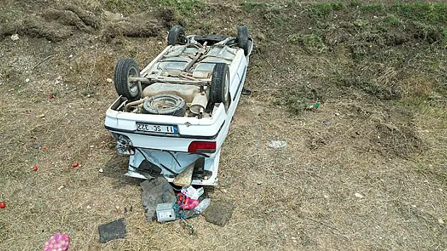Taklalar atıp şarampole giren araçtan burnu dahi kanamadan çıktı
