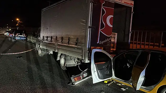 Taksi, önündeki kamyonete çarptı 1 ölü, 1 yaralı