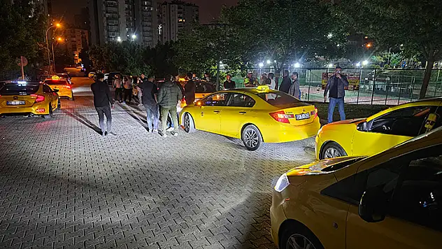 Taksi sürücüsü, uyardığı korsan taksi sürücüsü ve yakınları tarafından darbedildi