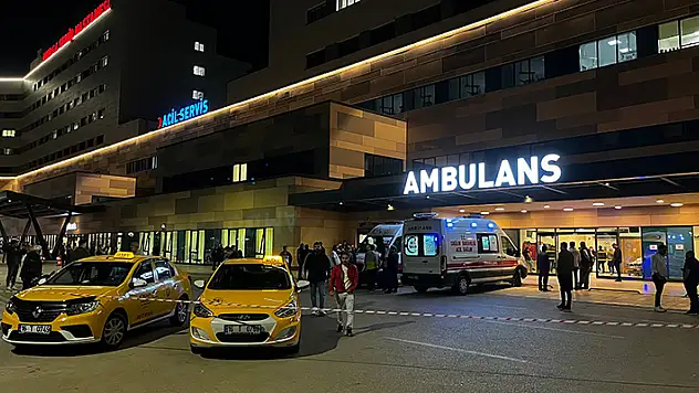 Taksiciyi 20 yerinden bıçaklayıp gasbettiler, aracıyla birlikte ara sokağa bırakıp kaçtılar