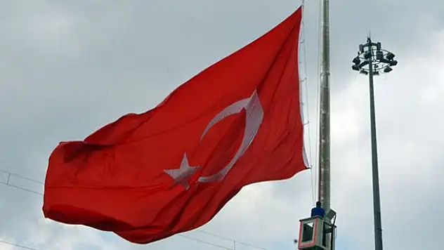 Taksim'de dev Türk bayrağı yarıya indirildi