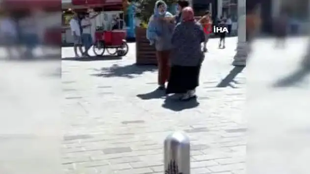 Taksim'de iki dilenci kadın birbirine girdi