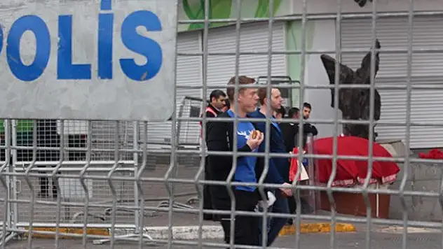 Taksim'de turistlere 'Bariyer' engeli