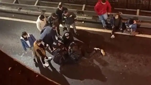 Taksim'de annesiyle tartışıp yola atlayan 23 yaşındaki genç hayatını kaybetti
