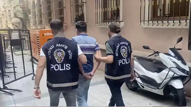 Taksim'de gece kulübünde 'bakma' dehşeti kamerada: Defalarca bıçakladı