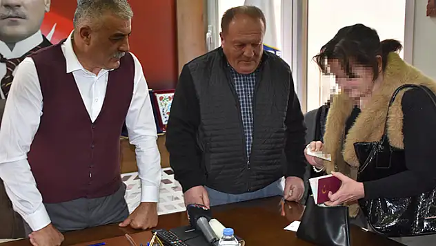 Taksisinde unutulan 1 milyon lira değerindeki ziynet eşyasını sahibine teslim etti

