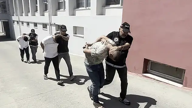 Taksiyle uyuşturucu sevkiyatı yapmak istediler: 2 bin 796 hap yakalattılar
