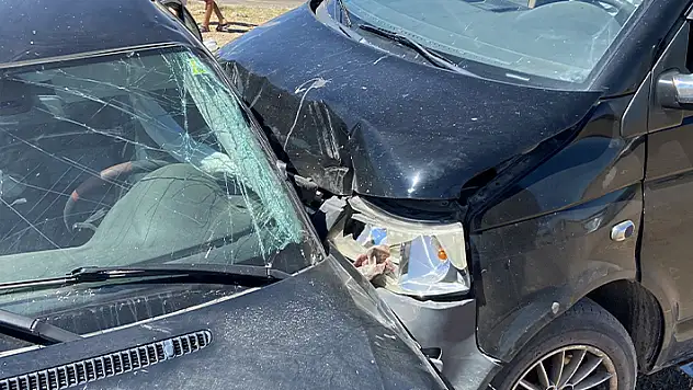 Tali yoldan çıkan otomobile minibüs çarptı: 8 yaralı
