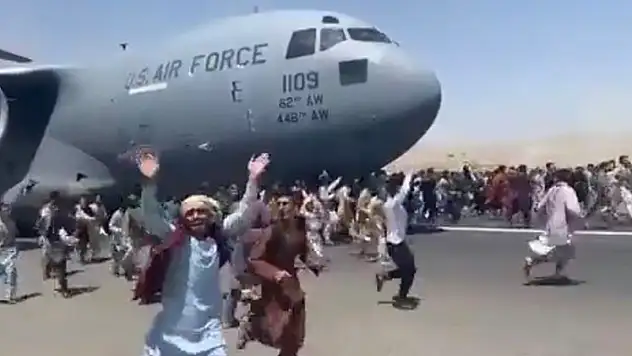 Taliban'dan kaçan Afganlar Kabil Havaalanına akın etti! Uçağın kanatlarına tutunanlar düşerek hayatını kaybetti