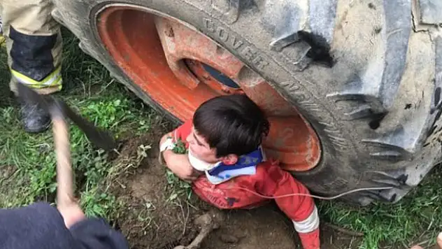 Talihsiz çocuk traktörün altında kaldı