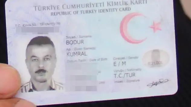 Tam bir 'Yaşar Ne Yaşar Ne Yaşamaz' hikayesi! Nüfusa yanlışlıkla 'kadın olarak' kaydedilen adam, 38 erkek olduğunu ispatlamaya çalıştı! 