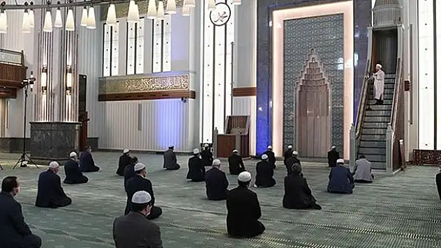 Tam kapanmada cuma namazı kılınacak mı?