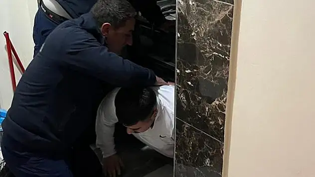 Tamir etmek istediği asansörün altında kalan işçi ağır yaralandı

