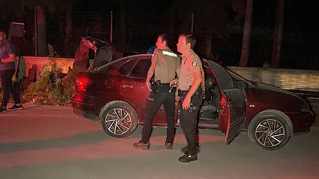 Tamir için bırakılan otomobili parçalara ayırıp, motorunu söktü
