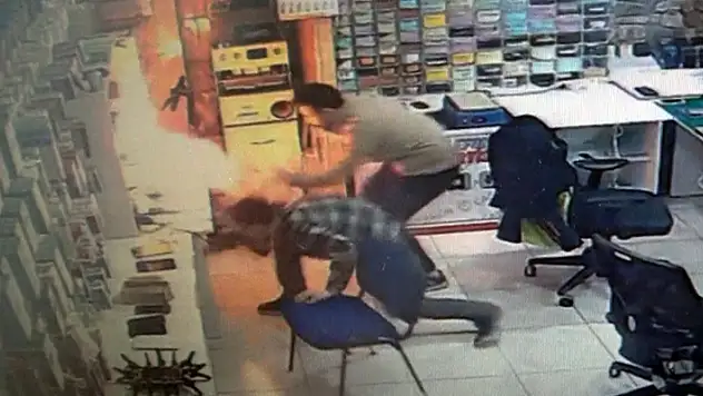 Tamire getirilen tabletin bataryası patlayıp alev aldı
