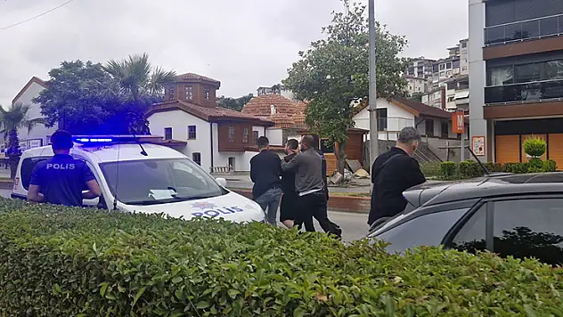 Tanımadığı kadına gül vermek istedi, reddedilince bıçak gösterdi