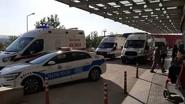 Tanımadıkları kişi tarafından bıçaklandılar! 