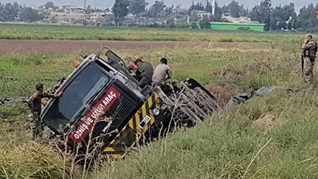 Tank taşıyan askeri araç devrildi!