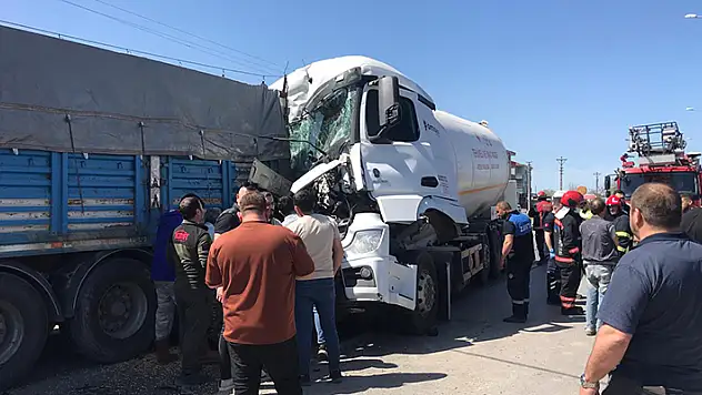 Tanker, arıza nedeniyle duran tıra çarptı: 1 ölü, 1 ağır yaralı
