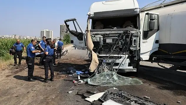 Tanker karşı şeride geçip otomobile çarptı, kamyon yan devrildi: 2 yaralı