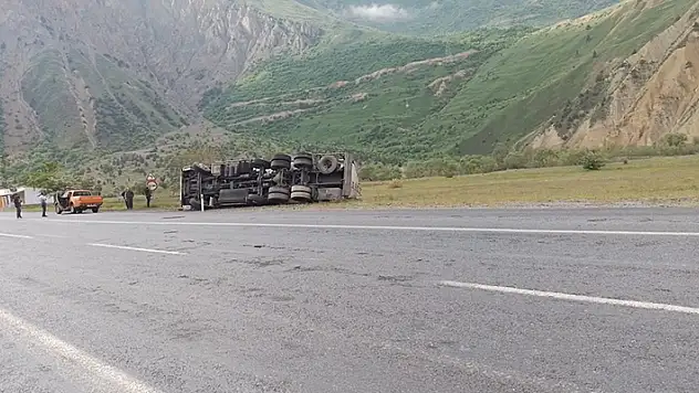 Tankerden sızan yakıt nedeniyle kayan minibüs takla attı: 8 yaralı
