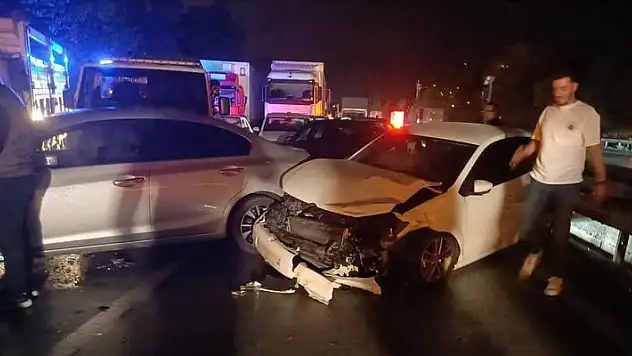 Tankerden yola dökülen mazot, 26 aracın karıştığı kazaya sebep oldu 13 yaralı
