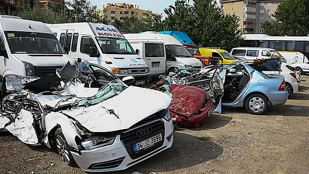 Tankların ezdiği araçlar emniyet otoparkında