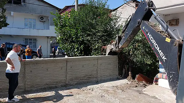 'Tapulu arsam' diyen vatandaşın beton duvarla kapattığı yol iş makinesiyle açıldı